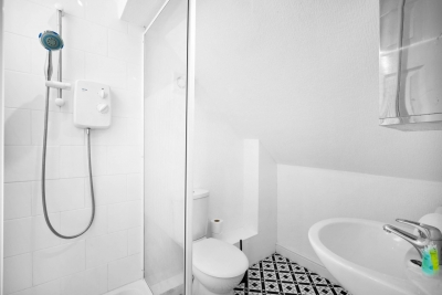 Cozy Apartment - Accommodates 4 - On Street Parking Available