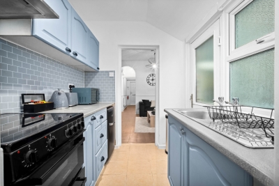 Modern Three Bedroom House - 6 Guests - Garden - Parking