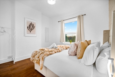 Modern Three Bedroom House - 6 Guests - Garden - Parking
