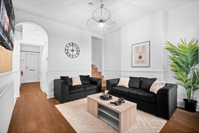 Modern Three Bedroom House - 6 Guests - Garden - Parking