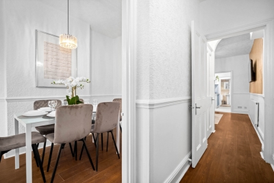 Modern Three Bedroom House - 6 Guests - Garden - Parking