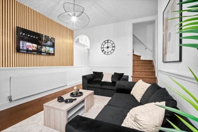 Modern Three Bedroom House - 6 Guests - Garden - Parking