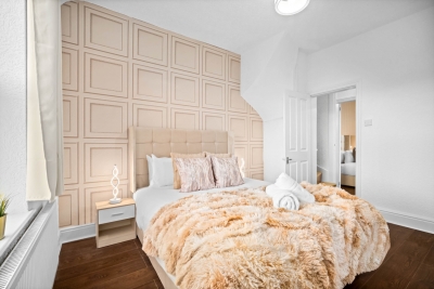 Modern Three Bedroom House - 6 Guests - Garden - Parking