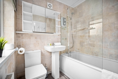 Modern Three Bedroom House - 6 Guests - Garden - Parking