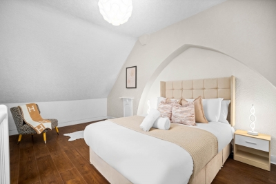Modern Three Bedroom House - 6 Guests - Garden - Parking