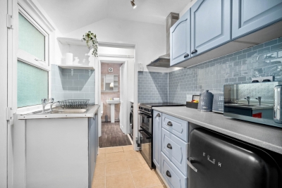 Modern Three Bedroom House - 6 Guests - Garden - Parking
