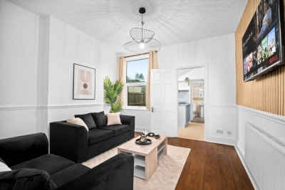 Modern Three Bedroom House - 6 Guests - Garden - Parking