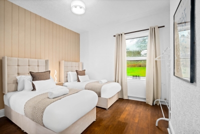 Modern Three Bedroom House - 6 Guests - Garden - Parking