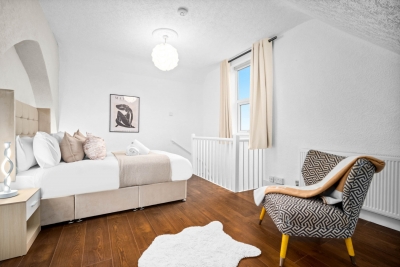 Modern Three Bedroom House - 6 Guests - Garden - Parking