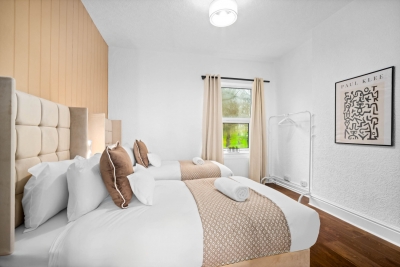 Modern Three Bedroom House - 6 Guests - Garden - Parking
