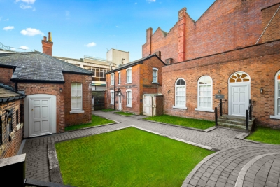 Modern 3 Bedroom Townhouse - Bedroom TVs - Wolverhampton Centre