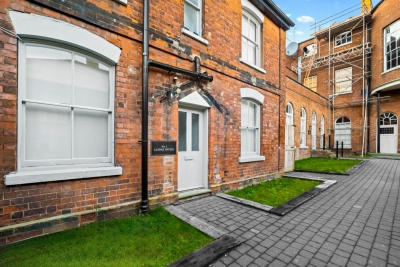 Modern 3 Bedroom Townhouse - Bedroom TVs - Wolverhampton Centre