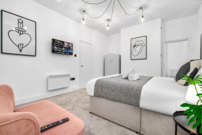 Modern 3 Bedroom Townhouse - Bedroom TVs - Wolverhampton Centre