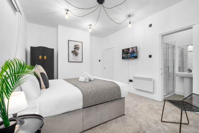 Modern 3 Bedroom Townhouse - Bedroom TVs - Wolverhampton Centre