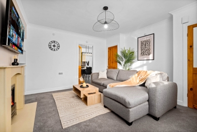 Stylish 3 Bedroom House - Garden - Parking
