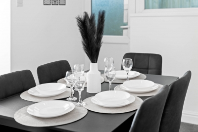 Stylish 3 Bedroom House - Garden - Parking