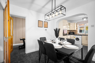 Stylish 3 Bedroom House - Garden - Parking