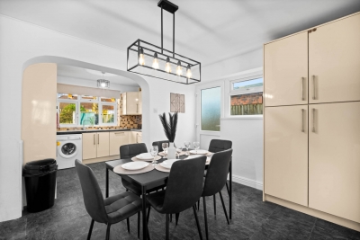 Stylish 3 Bedroom House - Garden - Parking