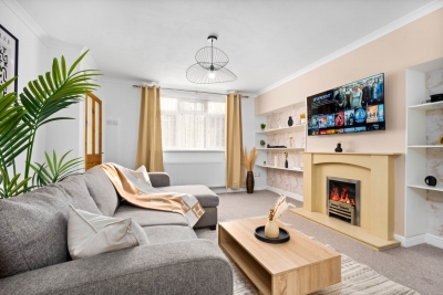 Stylish 3 Bedroom House - Garden - Parking