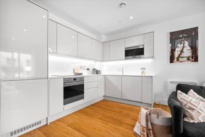 Stylish 2 Bed Apartment * 2 Bathrooms * Balcony