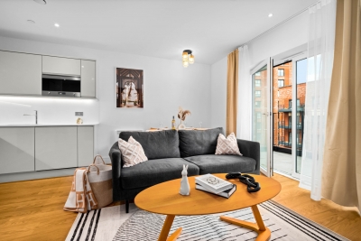Stylish 2 Bed Apartment * 2 Bathrooms * Balcony