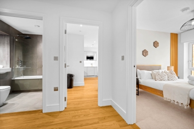 Stylish 2 Bed Apartment * 2 Bathrooms * Balcony