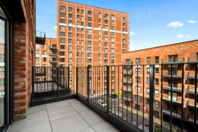 Stylish 2 Bed Apartment * 2 Bathrooms * Balcony