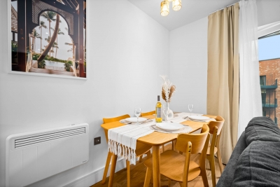 Stylish 2 Bed Apartment * 2 Bathrooms * Balcony