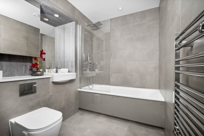 Stylish 2 Bed Apartment * 2 Bathrooms * Balcony