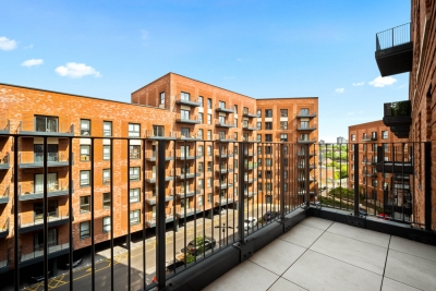 Stylish 2 Bed Apartment * 2 Bathrooms * Balcony