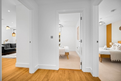 Stylish 2 Bed Apartment * 2 Bathrooms * Balcony