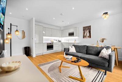 Stylish 2 Bed Apartment * 2 Bathrooms * Balcony