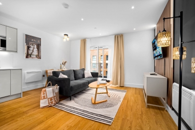 Stylish 2 Bed Apartment * 2 Bathrooms * Balcony