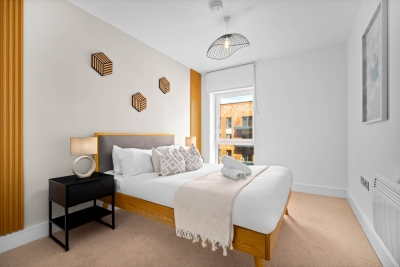 Stylish 2 Bed Apartment * 2 Bathrooms * Balcony