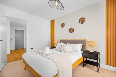 Stylish 2 Bed Apartment * 2 Bathrooms * Balcony
