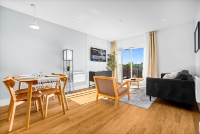 Stylish 2 Bedroom Apartment - Balcony - Fast WiFi