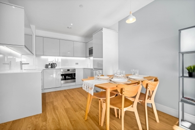 Stylish 2 Bedroom Apartment - Balcony - Fast WiFi