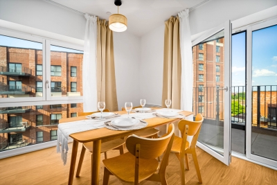 Stylish 2 Bedroom Apartment * Balcony * Fast Wi-Fi