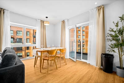 Stylish 2 Bedroom Apartment * Balcony * Fast Wi-Fi