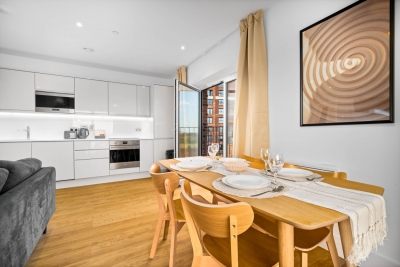 Luxury 2 Bedroom Apartment - Juliet Balcony - Fast WiFi - Netflix