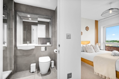 Luxury 2 Bedroom Apartment - Juliet Balcony - Fast WiFi - Netflix