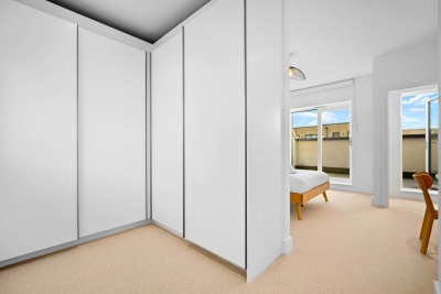 Stylish 4 Bedroom Townhouse - Garden - Balconies - Parking
