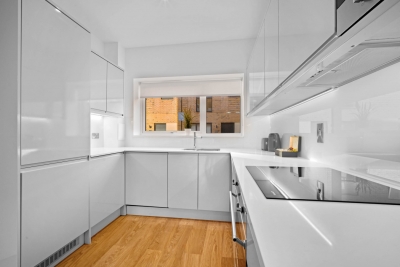 Stylish 4 Bedroom Townhouse - Garden - Balconies - Parking