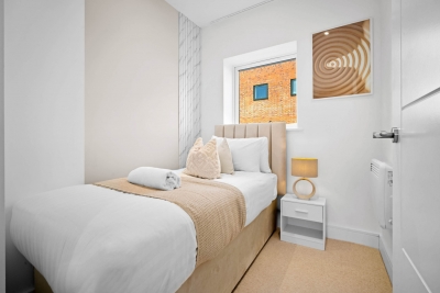 Stylish 4 Bedroom Townhouse - Garden - Balconies - Parking