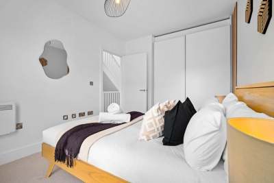 Stylish 4 Bedroom Townhouse - Garden - Balconies - Parking