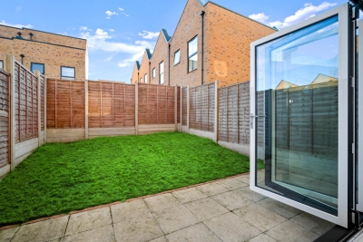 Stylish 4 Bedroom Townhouse - Garden - Balconies - Parking