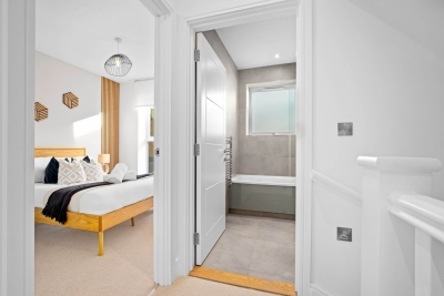 Stylish 4 Bedroom Townhouse - Garden - Balconies - Parking