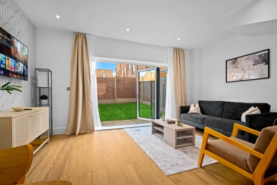 Stylish 4 Bedroom Townhouse - Garden - Balconies - Parking