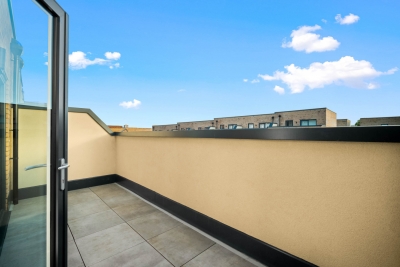Stylish 4 Bedroom Townhouse - Garden - Balconies - Parking