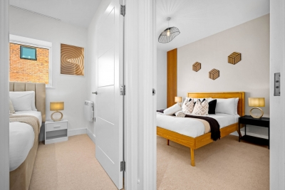 Stylish 4 Bedroom Townhouse - Garden - Balconies - Parking